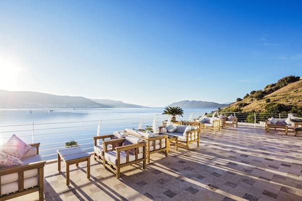 Prive Hotel Bodrum Terrasse mit Blick auf das Meer und die Berge