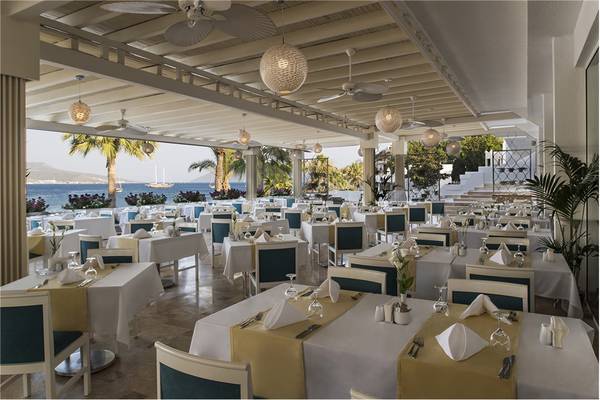 Innenansicht des Restaurants im Prive Hotel Bodrum mit Blick auf das Meer.