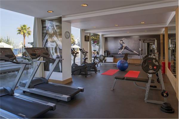 Fitnessstudio im Prive Hotel Bodrum mit Laufbändern und anderen Geräten.