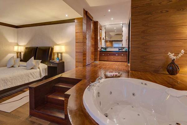 Suite mit Badewanne und Bett im Susesi Luxury Resort.