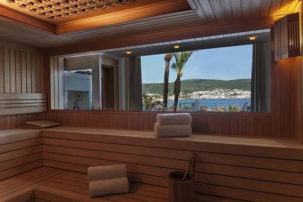 Saunaraum im Privé Hotel Bodrum mit Blick auf das Meer und die Berge.