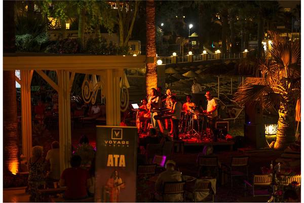 Musikgruppe tritt bei einer Veranstaltung im Freien im Prive Hotel Bodrum auf, während Zuschauer zuschauen.