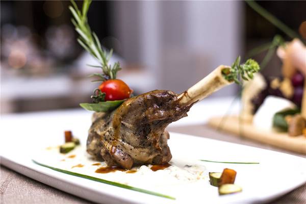 Gegrilltes Lamm am Knochen im Privé Hotel Bodrum