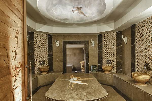 Saunabereich im Prive Hotel Bodrum mit geschwungener Decke, Mosaikwänden und Holzelementen.
