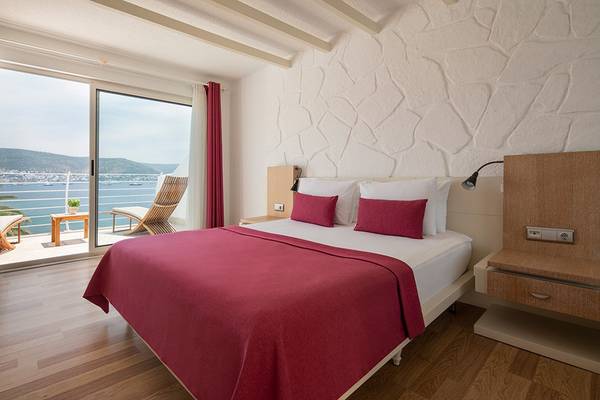 Prive Hotel Bodrum Zimmer mit Meerblick, Bett, Balkon und Ausblick aufs Meer.