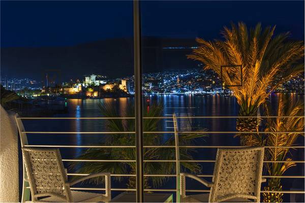 Abendlicher Blick vom Balkon des Prive Hotel Bodrum auf die Stadt und den Hafen.