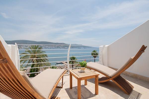 Terrasse des Prive Hotel Bodrum mit Blick auf das Meer und die Berge