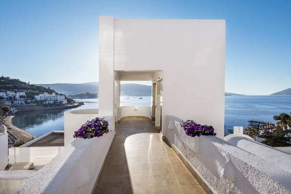 Terrasse des Privé Hotel Bodrum mit Blick auf das Meer und eine kleine Bucht