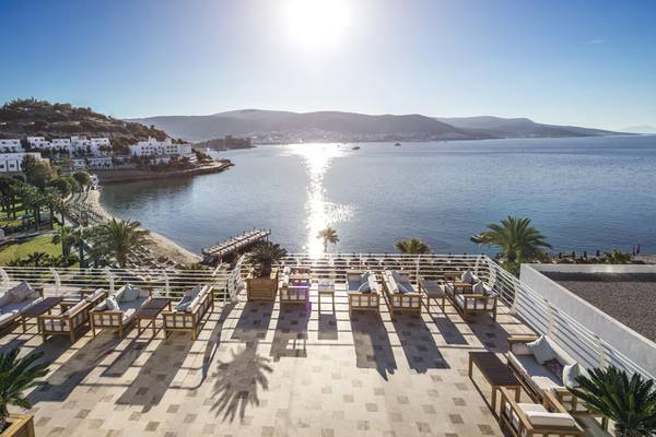 Prive Hotel Bodrum Aussicht von der Terrasse mit Meerblick und Liegestühlen.