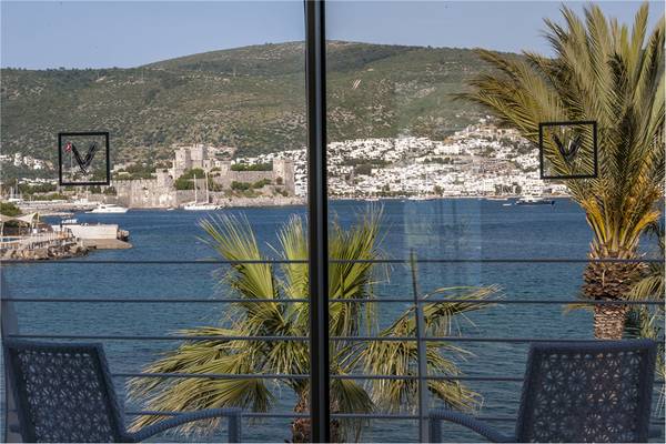 Blick aus dem Privé Hotel Bodrum auf die Bucht mit Palmen und dem Meer