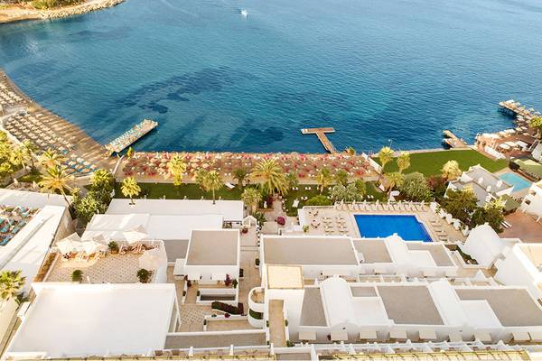 Oberflächenansicht des Prive Hotel Bodrum mit Pool, Strand und Meer