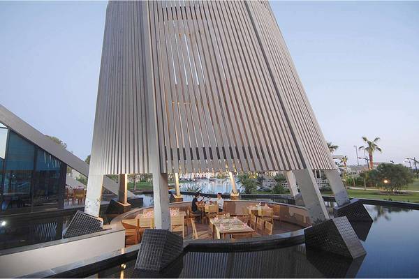 Terrasse des Susesi Luxury Resort mit Sitzgelegenheiten am Wasser