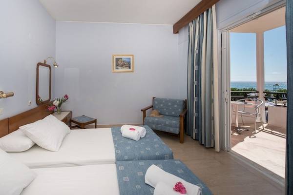 Zimmer im Astir Palace Hotel mit Blick auf das Meer vom Balkon aus