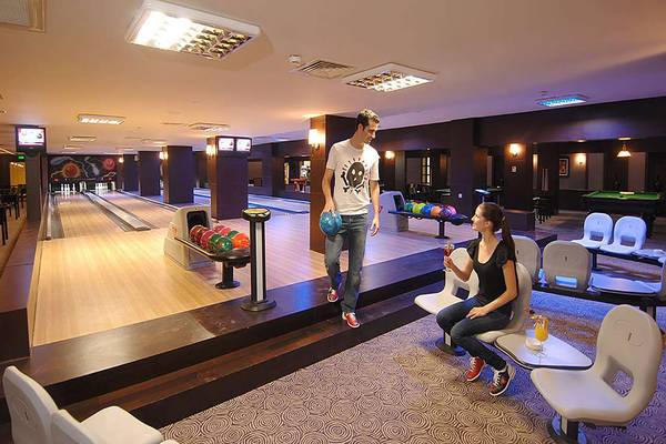 Im Susesi Luxury Resort gibt es eine Bowling-Halle mit Bowlingbahnen, wo zwei Personen spielen.