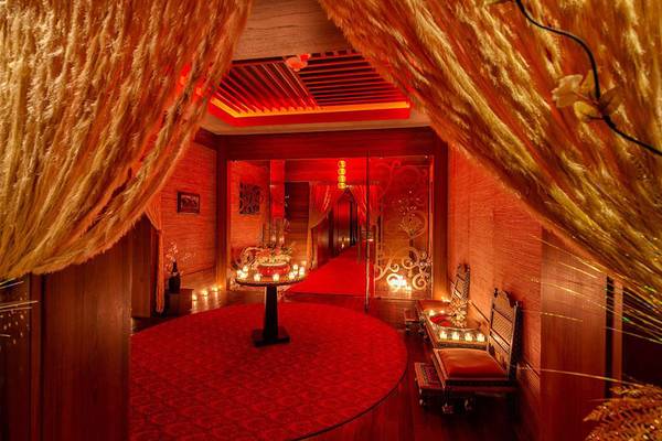 Innenbereich des Susesi Luxury Resorts mit rotem Teppich, Kerzen und dekorativen Elementen.