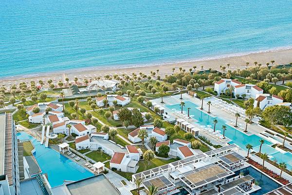 Luftaufnahme des Grecotel Lux Me Dama Dama Hotels mit Blick auf das Meer und Pools.