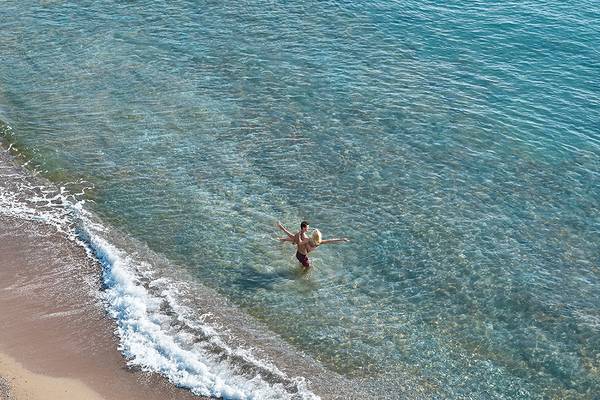 Zwei Menschen im kristallklaren Wasser am Strand
