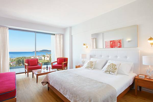 Schlafzimmer mit Meerblick im Grecotel Lux Me Dama Dama Hotel