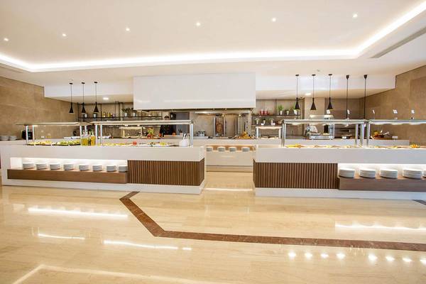 Buffetbereich des Niriides Beach Hotels mit weißen Platten und Speisen in Vitrine