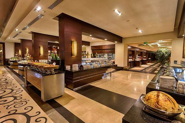 Buffetbereich im Susesi Luxury Resort mit verschiedenen Gerichten.