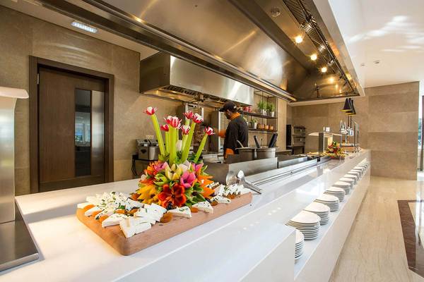 Buffettisch im Restaurant des Niriides Beach Hotels mit Käseplatte und Blumendekor.