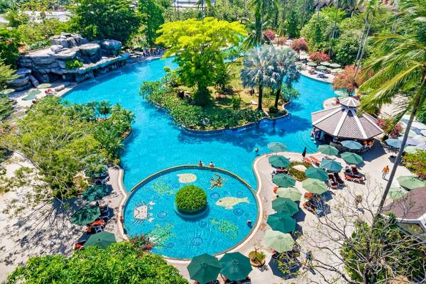 Luftaufnahme des Swimmingpools und der Lounges im Duangjitt Resort & Spa