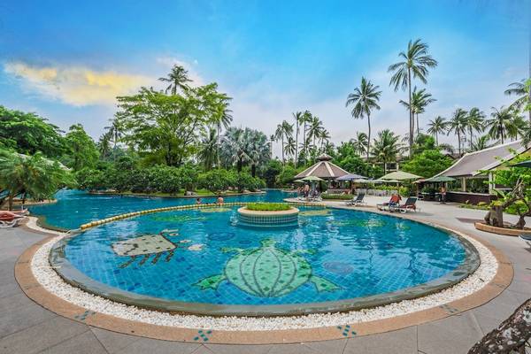 Ein Swimmingpool im Duangjitt Resort & Spa mit einem Schild, das Schildkröten und Krabben darstellt.
