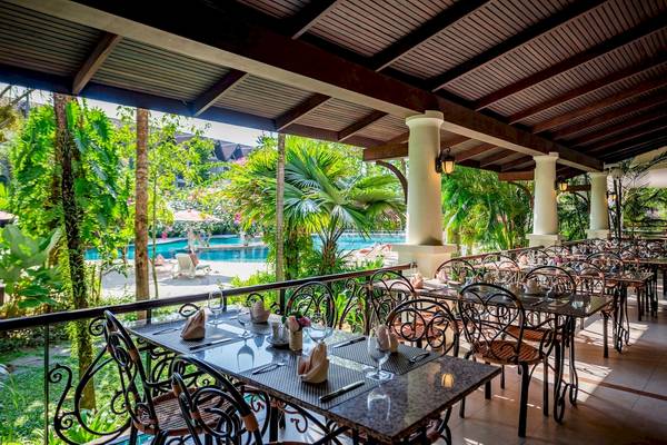 Terrassenrestaurant des Duangjitt Resort & Spa mit Blick auf den Pool