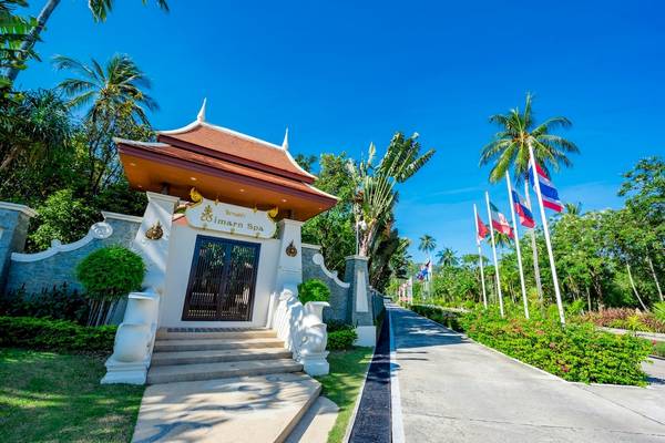 Eingang des Duangjitt Resort & Spa mit traditioneller Architektur und bunten Flaggen.