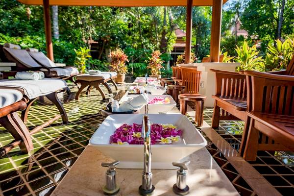 Spabereich im Duangjitt Resort & Spa mit Blumen in der Badewanne
