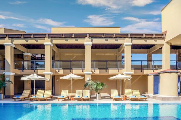 Außenpoolbereich des Asteria Family Resort Belek mit Sonnenliegen und Sonnenschirmen