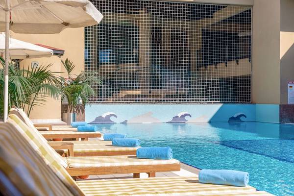 Außenpool mit Liegestühlen und Sonnenschirmen im Asteria Family Resort Belek