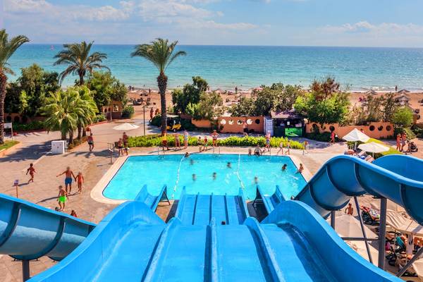 Luftaufnahme des Asteria Family Resort Belek mit Swimmingpool, Wasserrutschen und Strandbereich.