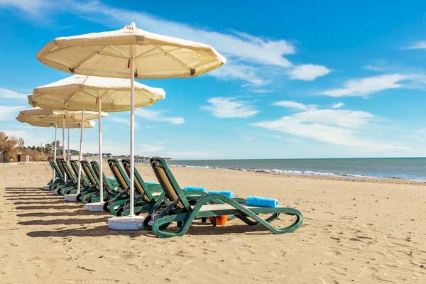 Strandszene mit mehreren grünen Sonnenliegen und weißen Sonnenschirmen, Asteria Family Resort Belek