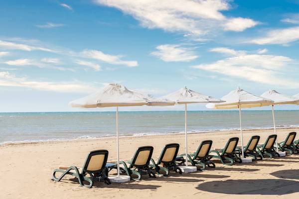 Strand mit Sonnenliegen und Sonnenschirmen im Asteria Family Resort Belek