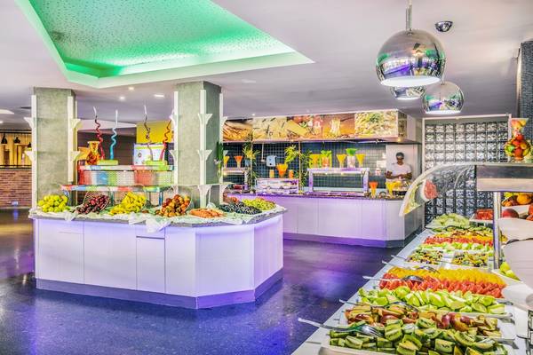 Buffethalle im Asteria Family Resort Belek mit Obst und Gemüse