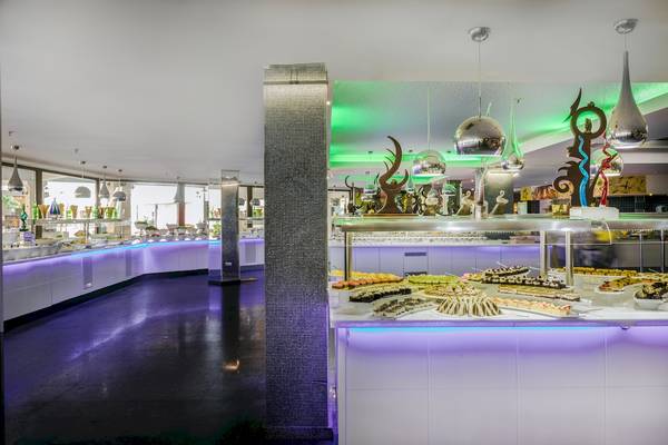 Buffet Halle im Asteria Family Resort Belek mit vielen Desserts und Kuchen.