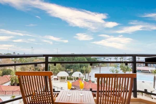 Ausblick vom Balkon auf Swimmingpool des Asteria Family Resort Belek