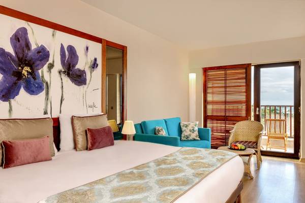 Suite-Zimmer im Asteria Family Resort Belek mit Blick auf den Balkon und Meer.