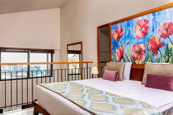 Hotelzimmer mit Balkon und Bett im Asteria Family Resort Belek