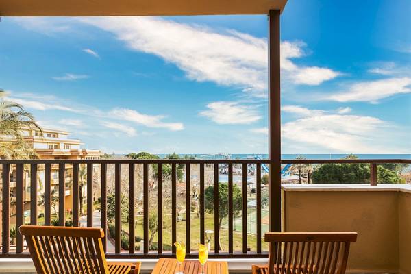 Balkon des Asteria Family Resort Belek mit Blick auf das Meer und eine blaue Himmel.