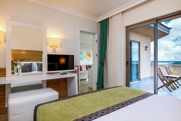 Hotelzimmer im Asteria Family Resort Belek mit Blick auf die Terrasse