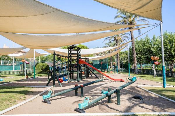 Kinderspielplatz im Freien unter großen Sonnensegeln, Asteria Family Resort Belek