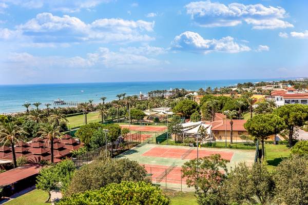 Luftaufnahme des Asteria Family Resort Belek mit Tennisplätzen und Meer