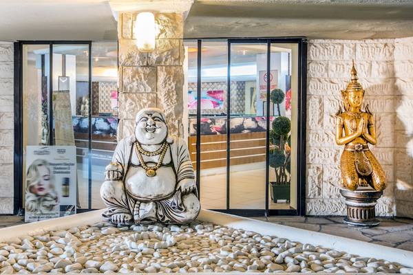 Eingangsbereich des Asteria Family Resort Belek mit goldenen Statuen und Buddha-Figur.