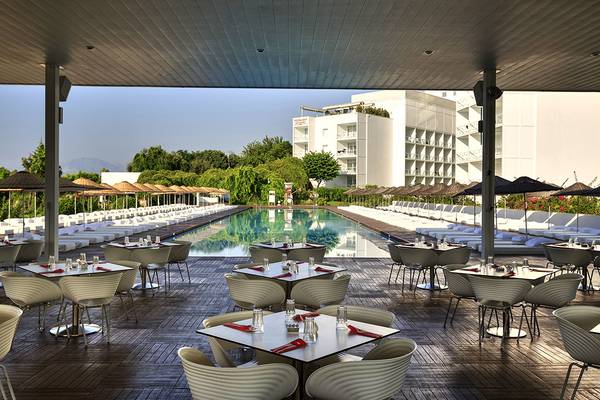 Terrasse im Su Hotel mit Pool und umliegenden Liegestühlen