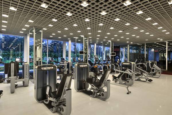 Fitnesscenter im Su Hotel mit vielen Trainingsgeräten und großen Fenstern