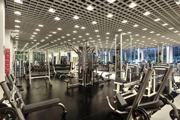 Fitness-Center im Su Hotel mit modernen Trainingsgeräten und heller Beleuchtung.