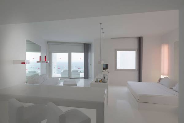 Innenraum eines Zimmers im Su Hotel mit weißem Möbeln und Ausblick auf das Meer.
