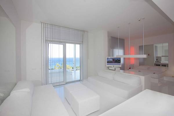 Innenraum des Su Hotels mit modernem weißen Wohnbereich und Meerblick.